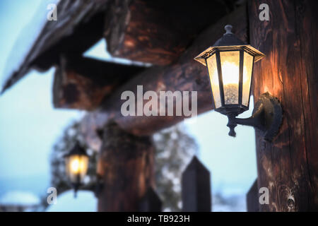 Laterne hängend auf hölzernen Veranda im Freien Stockfoto