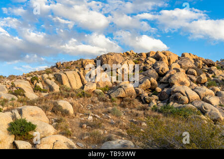 Boulder Bildung Hill bei Apple Valley, Kalifornien, in der Mojave Wüste. Stockfoto