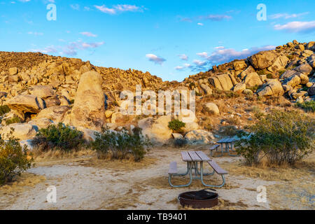 Picknicktische und Feuer Ring an Reiter's Center Park in Apple Valley, Kalifornien in der Mojave-Wüste Stockfoto