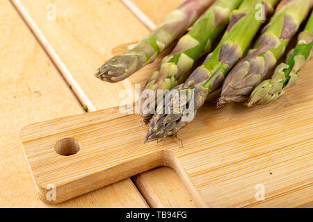 Lecker Spargel frisch gepflückt aus dem heimischen Garten. Gemüse in der Küche zu Hause vorbereitet. Hellen Hintergrund. Stockfoto