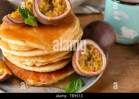 Leckere Pfannkuchen mit Passionsfrucht auf Tisch Stockfoto
