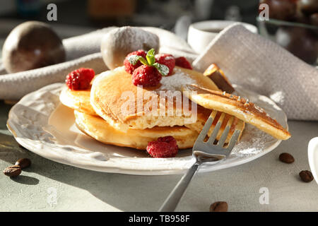 Leckere Pfannkuchen mit Leidenschaft Obst und Beeren auf Tisch Stockfoto