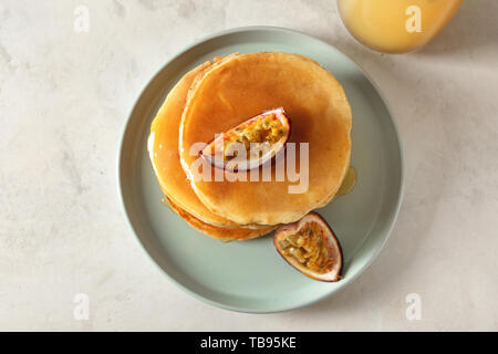 Leckere Pfannkuchen mit Passionsfrucht auf Licht Tabelle Stockfoto