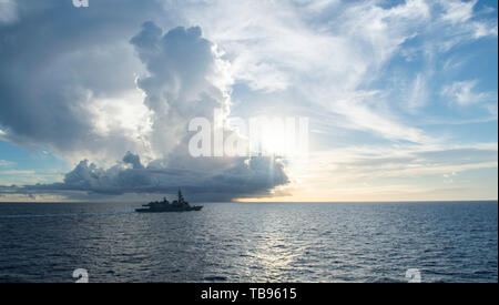 190529-N-CL 550-0230 philippinischen Meer (29. Mai 2019) Japanische Maritime Self Defense Force (JMSDF) Zerstörer JS Ariake (TT 109), rechts, und JMSDF destroyer JS Asahi Dampf in der Ausbildung neben der Arleigh-Burke-Klasse geführte Anti-raketen-Zerstörer USS Curtis Wilbur (DDG54). Curtis Wilbur ist Vorwärts - in die USA 7 Flotte Bereich für Maßnahmen zur Erhöhung der Sicherheit und Stabilität in der indopazifischen Region bereitgestellt. (U.S. Marine Foto von Mass Communication Specialist 2. Klasse Taylor DiMartino/Freigegeben) Stockfoto