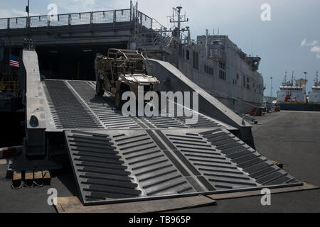 Us-Marines mit dem Bodenkampf Element, Marine Drehkraft - Darwin steigen die USNS Millinocket während der Zusammenarbeit flott Bereitschaft und Weiterbildung (Karat) an Chuk Samet Port, Thailand, 27. Mai 2019. CARAT ist entworfen, um die regionale Sicherheit zu fördern, pflegen und maritime Partnerschaften stärken und Interoperabilität zwischen den teilnehmenden Kräfte stärken. (U.S. Marine Corps Foto von Lance Cpl. Kaleb Martin) Stockfoto