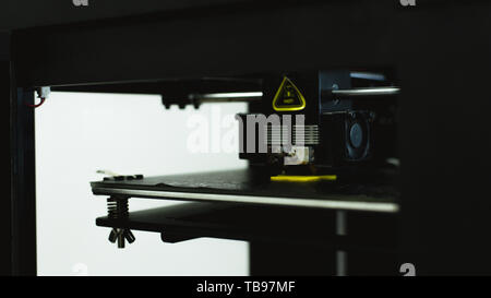 Druckvorgang physischen Kunststoff Modell auf Automatische 3D Drucker die Maschine. Additive Technologien, 3D-Druck und Prototyping Industrie Konzept. 3d-pr Stockfoto