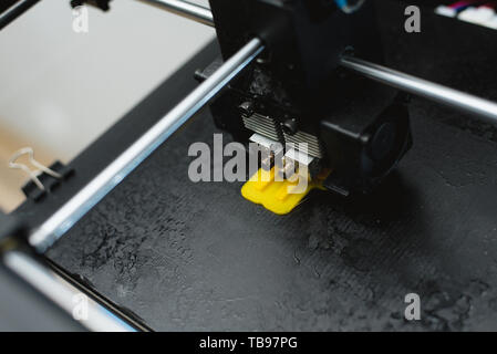 Druckvorgang physischen Kunststoff Modell auf Automatische 3D Drucker die Maschine. Additive Technologien, 3D-Druck und Prototyping Industrie Konzept. 3d-pr Stockfoto