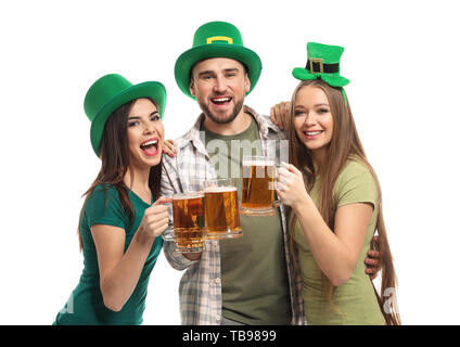 Junge Menschen in grün Hüte und mit Tassen Bier auf weißem Hintergrund. St. Patrick's Day Celebration Stockfoto