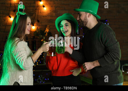 Junge Leute feiern St. Patrick's Day in Pub Stockfoto