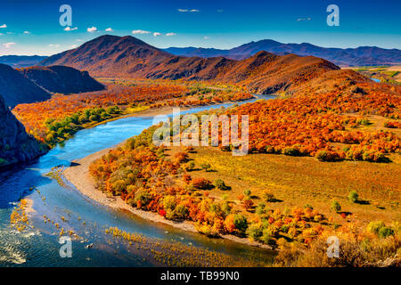 Spektakuläre ergun argun Fluss zwischen Russland und China gegen die herbstlichen Laub Stockfoto