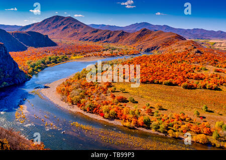 Spektakuläre ergun argun Fluss zwischen Russland und China gegen die herbstlichen Laub Stockfoto