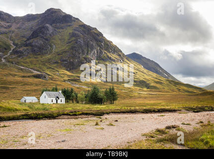 Remote Lagangarbh Hütte am Ufer des Flusses Coupall im Glen Coe, Scottish Highlands Stockfoto