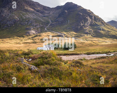 Remote Lagangarbh Hütte am Ufer des Flusses Coupall im Glen Coe, Scottish Highlands Stockfoto