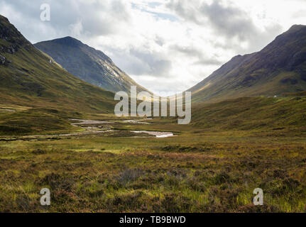 Den Pass von Glen Coe in den schottischen Highlands unter einem dramatischen Himmel Stockfoto