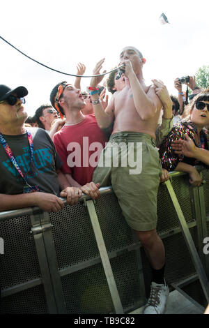 London, Großbritannien. Sänger Lias Saoudi von Fetten weißen Familie führt auf der Stufe, auf der alle Punkte im Osten Festival. 25. Mai 2019. Ref: LMK 370-2500 -280519 Justin Ng/Sehenswürdigkeit Media WWW.LMKMEDIA.COM Stockfoto