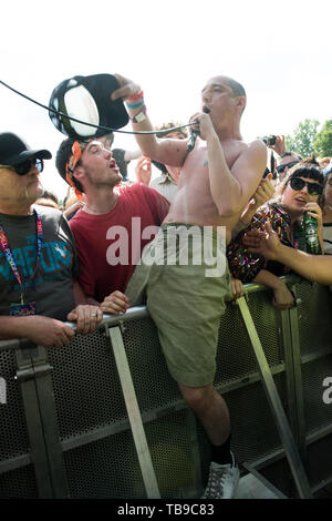 London, Großbritannien. Sänger Lias Saoudi von Fetten weißen Familie führt auf der Stufe, auf der alle Punkte im Osten Festival. 25. Mai 2019. Ref: LMK 370-2500 -280519 Justin Ng/Sehenswürdigkeit Media WWW.LMKMEDIA.COM Stockfoto