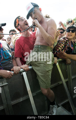 London, Großbritannien. Sänger Lias Saoudi von Fetten weißen Familie führt auf der Stufe, auf der alle Punkte im Osten Festival. 25. Mai 2019. Ref: LMK 370-2500 -280519 Justin Ng/Sehenswürdigkeit Media WWW.LMKMEDIA.COM Stockfoto