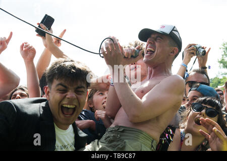 London, Großbritannien. Sänger Lias Saoudi von Fetten weißen Familie führt auf der Stufe, auf der alle Punkte im Osten Festival. 25. Mai 2019. Ref: LMK 370-2500 -280519 Justin Ng/Sehenswürdigkeit Media WWW.LMKMEDIA.COM Stockfoto