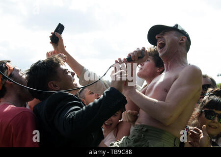 London, Großbritannien. Sänger Lias Saoudi von Fetten weißen Familie führt auf der Stufe, auf der alle Punkte im Osten Festival. 25. Mai 2019. Ref: LMK 370-2500 -280519 Justin Ng/Sehenswürdigkeit Media WWW.LMKMEDIA.COM Stockfoto