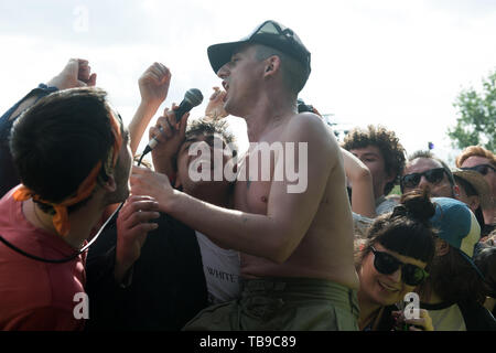 London, Großbritannien. Sänger Lias Saoudi von Fetten weißen Familie führt auf der Stufe, auf der alle Punkte im Osten Festival. 25. Mai 2019. Ref: LMK 370-2500 -280519 Justin Ng/Sehenswürdigkeit Media WWW.LMKMEDIA.COM Stockfoto