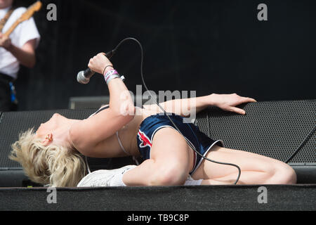 London, Großbritannien. Sängerin Amy Taylor der australischen Band Amyl und der Sniffer führt auf der Ostseite Stadium, in dem alle Punkte im Osten Festival. 25. Mai 2019. Ref: LMK 370-2500 -280519 Justin Ng/Sehenswürdigkeit Media WWW.LMKMEDIA.COM Stockfoto