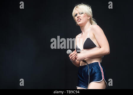 London, Großbritannien. Sängerin Amy Taylor der australischen Band Amyl und der Sniffer führt auf der Ostseite Stadium, in dem alle Punkte im Osten Festival. 25. Mai 2019. Ref: LMK 370-2500 -280519 Justin Ng/Sehenswürdigkeit Media WWW.LMKMEDIA.COM Stockfoto