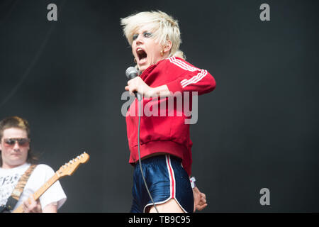 London, Großbritannien. Sängerin Amy Taylor der australischen Band Amyl und der Sniffer führt auf der Ostseite Stadium, in dem alle Punkte im Osten Festival. 25. Mai 2019. Ref: LMK 370-2500 -280519 Justin Ng/Sehenswürdigkeit Media WWW.LMKMEDIA.COM Stockfoto