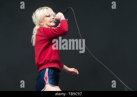 London, Großbritannien. Sängerin Amy Taylor der australischen Band Amyl und der Sniffer führt auf der Ostseite Stadium, in dem alle Punkte im Osten Festival. 25. Mai 2019. Ref: LMK 370-2500 -280519 Justin Ng/Sehenswürdigkeit Media WWW.LMKMEDIA.COM Stockfoto