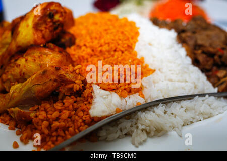 Gebratenes Huhn mit rotem Reis türkische styles Essen Küche Stockfoto