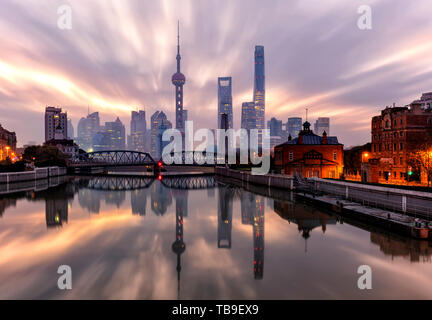 Am frühen Morgen, Zhaipu Road Bridge in Shanghai Sunrise Stockfoto