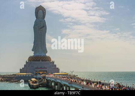 In Nanshan buddhistischen Kultur Gericht in Sanya, Hainan, die 108 Meter hohe Statue der Guanyin im Südchinesischen Meer liegt am Ufer des Südchinesischen Meeres errichtet fotografiert. Stockfoto