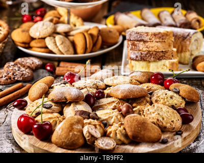 Haferflocken Cookies und sand Chocolate Cake mit Cherry Berry Stockfoto