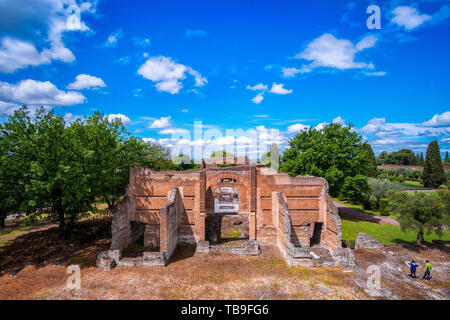 Tivoli - Villa Adriana kulturelle Tour - archäologische Sehenswürdigkeiten in Italien Luftbild der Drei Exedras Gebäude. Stockfoto