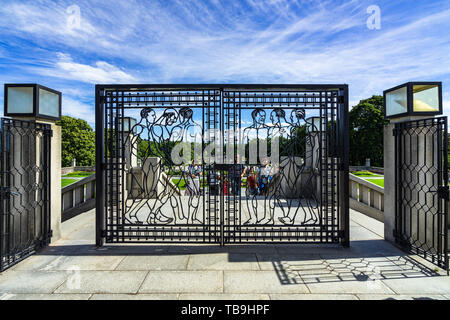 Schmiedeeisernes Tor mit menschliche Silhouetten von Gustav Vigeland in Frogner Park, Oslo, Norwegen konzipiert Stockfoto