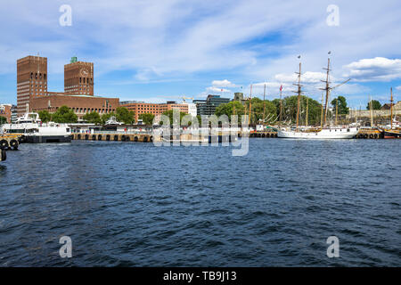 Breites Panorama von Oslo Hafen Oslo City Hall (radhus) und Festung Akershus, Norwegen Stockfoto