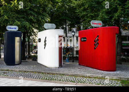 Öffentliche Toiletten in Spikersuppa Oslo City Center am Park mit Farben der französischen Nationalflagge Stockfoto