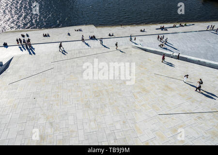 Luftaufnahme von Menschen genießen Sie einen Sommertag in Oslo Opera House. Oslo, Norwegen, August 2018 Stockfoto