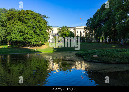 See im Palace Park (slottsparken) in einem Sommertag, die umliegenden Oslo Royal Palace, Norwegen Stockfoto