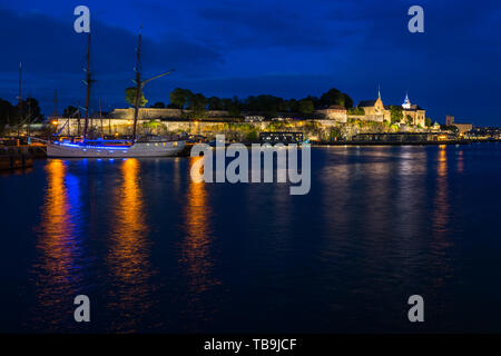 Nacht Blick von der Festung Akershus, der mittelalterlichen Burg errichtet, Oslo, Norwegen zu schützen. Stockfoto