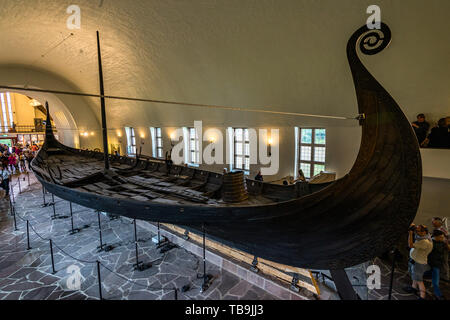 Besucher in Oslo Viking Ship Museum bewundern Sie eines der weltweit am besten erhaltenen Wikingerschiff, Norwegen Stockfoto