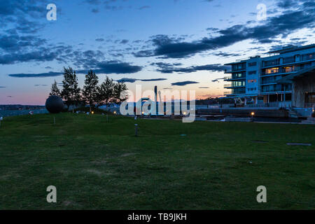 Tjuvholmen Skulpturenpark in der Nähe von Astrup Fearnley Museum mit Blick auf Oslo Fjord bei Dämmerung, Norwegen Stockfoto