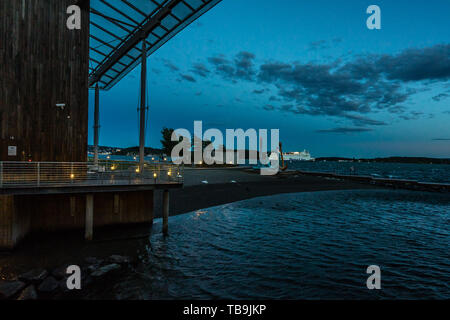 Blick auf Tjuvholmen Skulpturenpark mit Oslo Fjord im Hintergrund von Astrup Fearnley Museum bei Dämmerung, Norwegen Stockfoto