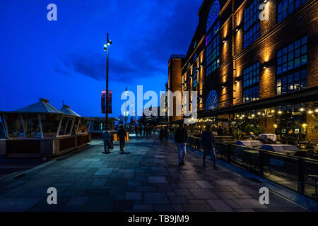 Nacht Blick auf Aker Brygge Uferpromenade voller Bars und Restaurants, Oslo, Norwegen Stockfoto