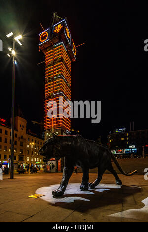 Der tiger Skulptur aus byElena Engelsen vor Oslo Hauptbahnhof mit Trafikanten Turm im Hintergrund. Oslo, Norwegen, August 2018 Stockfoto