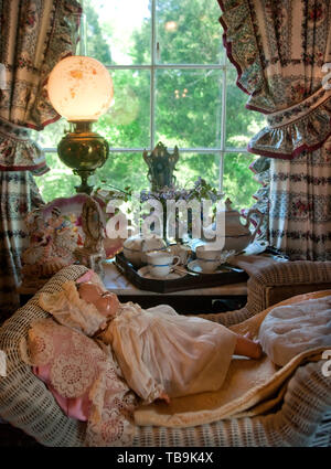 Eine Puppe liegt in einem vintage Kinderbett in der "Blue Room" im Rosewood Manor in Columbus, Mississippi, 16. April 2010. Stockfoto