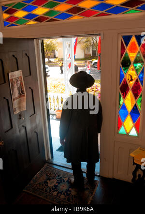 Hausbesitzer, im Zeitraum antebellum Kostüm, Silhouetted, als Er blickt die Tür der Amzi Liebe in Columbus, Mississippi. Stockfoto