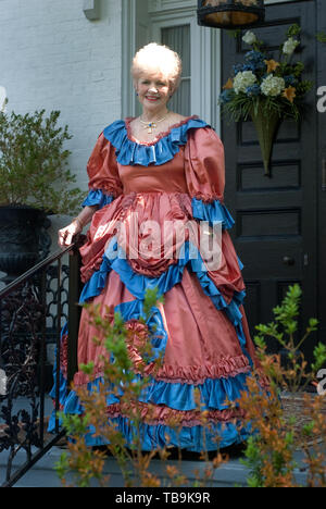 Ein Hausbesitzer begrüßt Gäste im Rosewood Manor, auch bekannt als Sykes-Leigh House, am 16. April 2010 in Columbus, Mississippi. Stockfoto