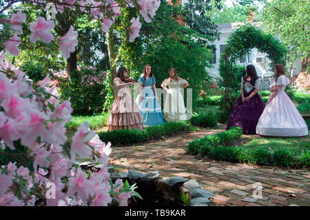 Ein Mädchen spielt die Violine als Freunde in den Gärten der Amzi Liebe in Columbus, Mississippi, 17. April 2010 hören. Stockfoto