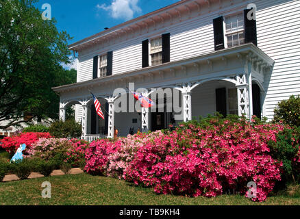 Azaleen blühen vor der Amzi Liebe in Columbus, Mississippi. Stockfoto