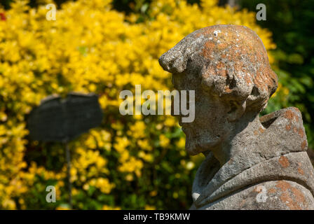 Eine Betonstatue, die den Heiligen Franziskus darstellt, bewacht die Gärten des Rosewood Manor, auch bekannt als Sykes-Leigh-Haus, in Columbus, Mississippi. Stockfoto